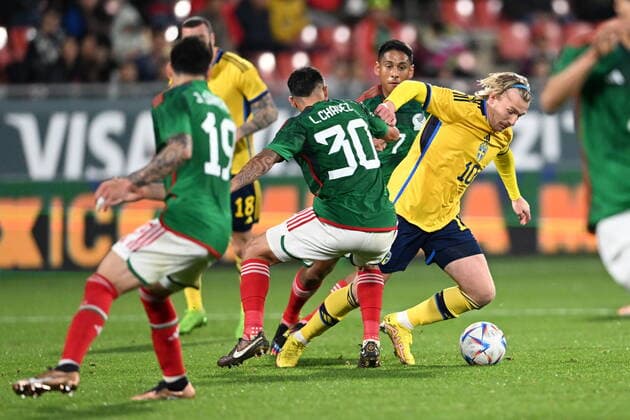 GIRONA 20221116 Swedens Emil Forsberg gets past Mexicos players during the international match between Sweden and Mexico at the Estadi Montilivi in Girona GIRONA SPAIN FOOTBALL x9200x,  Copyright: xBjörnxLarssonxRosvall TTx LANDSKAMP SVERIGE-MEXIKO