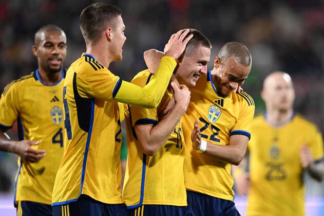 GIRONA 20221116 Swedens Mattias Svanberg is clapped by Emil Holm and Robin Quaison after the 2 1 goal during the international match between Sweden and Mexico at the Estadi Montilivi in Girona GIRONA SPAIN FOOTBALL x9200x,  Copyright: xBjörnxLarssonxRosvall TTx LANDSKAMP SVERIGE-MEXIKO