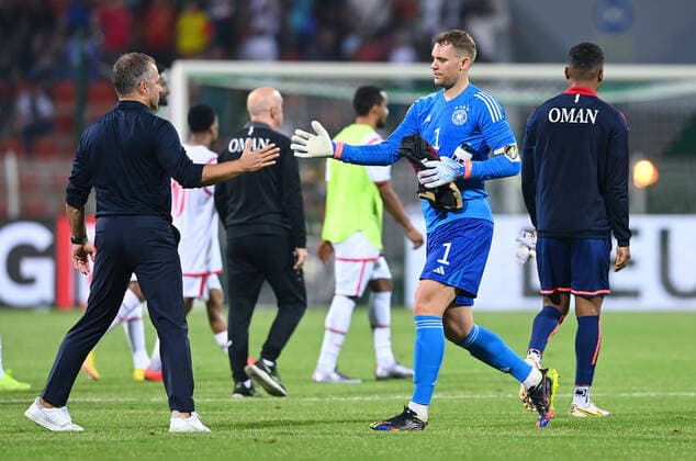 FOOTBALL World Cup 2022 test match in Oman 16 11 2022 Oman Germany national coach Hansi Flick left, Germany applauds goalkeeper Manuel Neuer right, Germany after the match