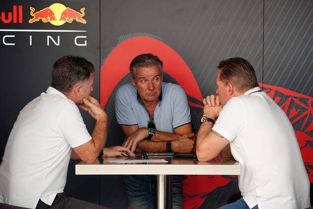FORMULA 1 ETIHAD AIRWAYS ABU DHABI GRAND PRIX 2022 17 11 2022, Yas Marina Circuit, Abu Dhabi, FORMULA 1 ETIHAD AIRWAYS ABU DHABI GRAND PRIX 2022 , in the picture team boss Christian Horner Red Bull Racing Honda talking to manager Raymond Vermeulen of Max Verstappen NEL , Oracle Red Bull Racing and father Jos Verstappen nordphotoxGmbHx xBratic nph00250