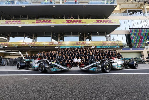 Family Picture, HAMILTON Lewis (gbr), Mercedes AMG F1 Team W13, RUSSELL George (gbr), Mercedes AMG F1 Team W13, portrait during the Formula 1 Etihad Airways Abu Dhabi Grand Prix 2022, 22nd round of the 2022 FIA Formula One World Championship, WM, Weltmeisterschaft from November 18 to 20, 2022 on the Yas Marina Circuit, in Yas Island, Abu Dhabi - F1 - ABU DHABI GRAND PRIX 2022 DPPI Panoramic F12022GP22ARE_JK200066