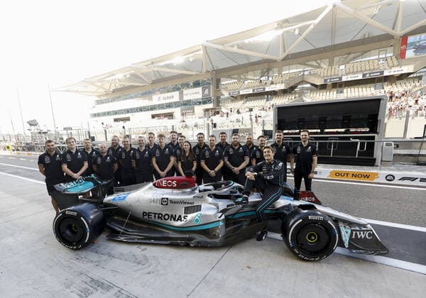 RUSSELL George (gbr), Mercedes AMG F1 Team W13, portrait during the Formula 1 Etihad Airways Abu Dhabi Grand Prix 2022, 22nd round of the 2022 FIA Formula One World Championship, WM, Weltmeisterschaft from November 18 to 20, 2022 on the Yas Marina Circuit, in Yas Island, Abu Dhabi - F1 - ABU DHABI GRAND PRIX 2022 DPPI Panoramic  F12022GP22ARE_JK200116