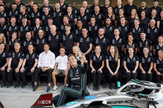 FORMULA 1 ETIHAD AIRWAYS ABU DHABI GRAND PRIX 2022 17 11 2022, Yas Marina Circuit, Abu Dhabi, FORMULA 1 ETIHAD AIRWAYS ABU DHABI GRAND PRIX 2022 , in the picture Mercedes team photo with the drivers Lewis Hamilton GBR , Mercedes AMG Petronas Formula One Team and George Russell GBR , Mercedes AMG Petronas Formula One Team nordphotoxGmbHx xBratic nph00250
