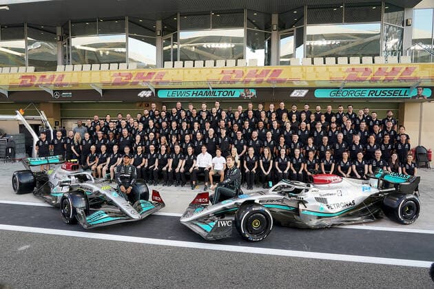 FORMULA 1 ETIHAD AIRWAYS ABU DHABI GRAND PRIX 2022 17 11 2022, Yas Marina Circuit, Abu Dhabi, FORMULA 1 ETIHAD AIRWAYS ABU DHABI GRAND PRIX 2022 , in the picture Mercedes team photo with the drivers Lewis Hamilton GBR , Mercedes AMG Petronas Formula One Team and George Russell GBR , Mercedes AMG Petronas Formula One Team nordphotoxGmbHx xBratic nph00250