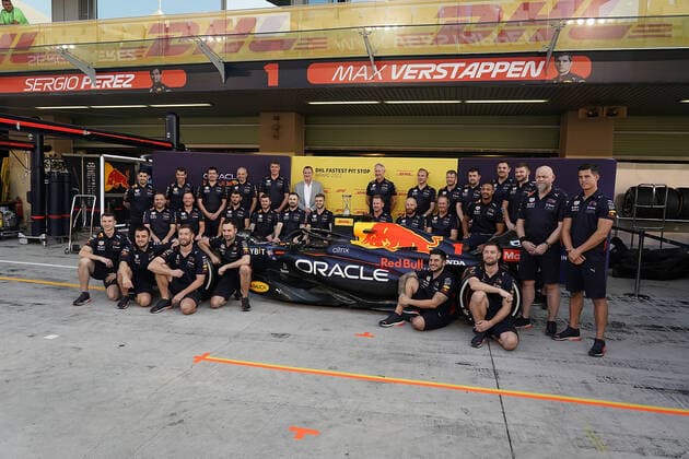 FORMULA 1 ETIHAD AIRWAYS ABU DHABI GRAND PRIX 2022 17 11 2022, Yas Marina Circuit, Abu Dhabi, FORMULA 1 ETIHAD AIRWAYS ABU DHABI GRAND PRIX 2022 , pictured Max Verstappens team NEL , Oracle Red Bull Racing gets the award for fastest pit stop of the season nordphotoxGmbHx xBratic nph00250