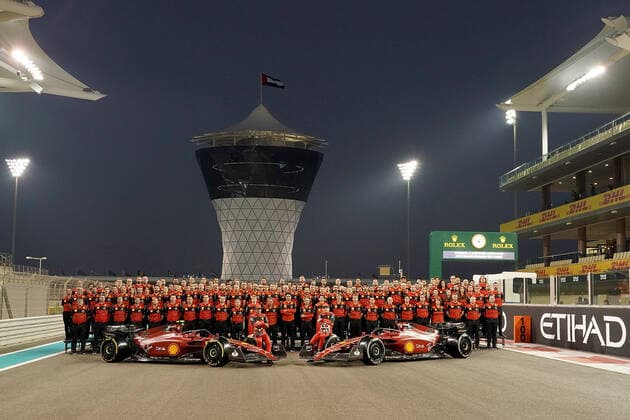 FORMULA 1 ETIHAD AIRWAYS ABU DHABI GRAND PRIX 2022 17 11 2022, Yas Marina Circuit, Abu Dhabi, FORMULA 1 ETIHAD AIRWAYS ABU DHABI GRAND PRIX 2022 , in the picture team photo of Ferrari with the two drivers Charles Leclerc MCO , Scuderia Ferrari and Carlos Sainz Jr ESP , Scuderia Ferrari nordphotoxGmbHx xBratic nph00250