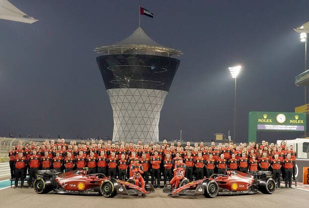 FORMULA 1 ETIHAD AIRWAYS ABU DHABI GRAND PRIX 2022 17 11 2022, Yas Marina Circuit, Abu Dhabi, FORMULA 1 ETIHAD AIRWAYS ABU DHABI GRAND PRIX 2022 , in the picture team photo of Ferrari with the two drivers Charles Leclerc MCO , Scuderia Ferrari and Carlos Sainz Jr ESP , Scuderia Ferrari nordphotoxGmbHx xBratic nph00250
