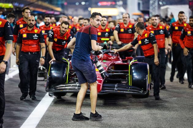 Photographer Antonin Vincent in front of the Scuderia Ferrari F1-75, during the Formula 1 Etihad Airways Abu Dhabi Grand Prix 2022, 22nd round of the 2022 FIA Formula One World Championship, WM, Weltmeisterschaft from November 18 to 20, 2022 on the Yas Marina Circuit, in Yas Island, Abu Dhabi - Photo Florent Gooden DPPI F1 - ABU DHABI GRAND PRIX 2022 DPPI Panoramic  20221117_GOOD6847