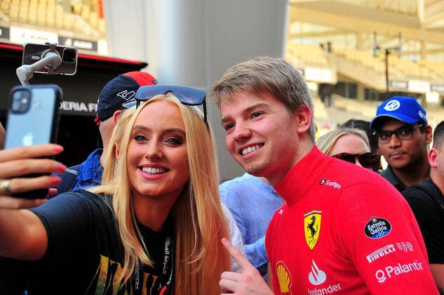 FORMULA 1 ETIHAD AIRWAYS ABU DHABI GRAND PRIX 2022 17 11 2022, Yas Marina Circuit, Abu Dhabi, FORMULA 1 ETIHAD AIRWAYS ABU DHABI GRAND PRIX 2022 , in picture Robert Schwarzman Ferrari takes a selfie with a fan nordphotoxGmbHx xBratic nph00250