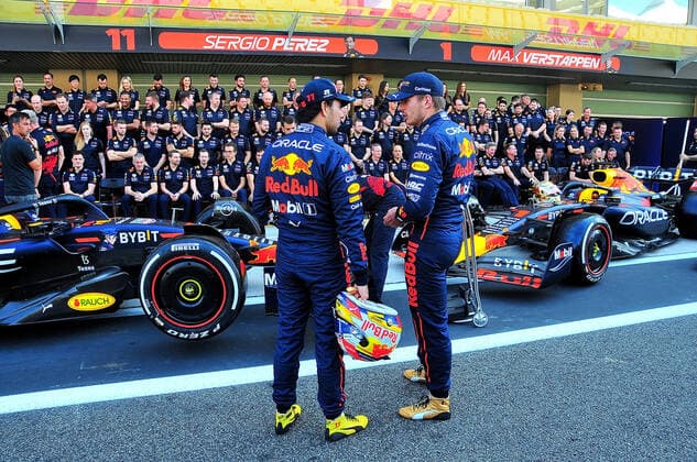 FORMULA 1 ETIHAD AIRWAYS ABU DHABI GRAND PRIX 2022 17 11 2022, Yas Marina Circuit, Abu Dhabi, FORMULA 1 ETIHAD AIRWAYS ABU DHABI GRAND PRIX 2022 , in the picture Max Verstappen NEL , Oracle Red Bull Racing and Sergio Perez MEX , Oracle Red Bull Racing at the Red Bull Racing Team Photo nordphotoxGmbHx xBratic nph00250