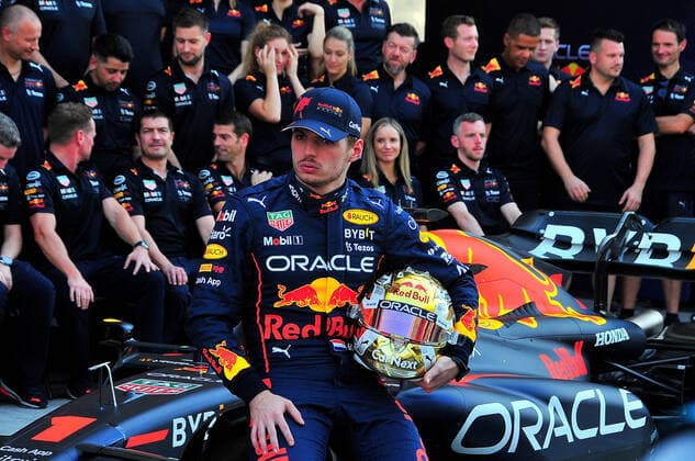 FORMULA 1 ETIHAD AIRWAYS ABU DHABI GRAND PRIX 2022 17 11 2022, Yas Marina Circuit, Abu Dhabi, FORMULA 1 ETIHAD AIRWAYS ABU DHABI GRAND PRIX 2022 , in the picture Max Verstappen NEL , Oracle Red Bull Racing and Sergio Perez MEX , Oracle Red Bull Racing at the Red Bull Racing Team Photo nordphotoxGmbHx xBratic nph00250