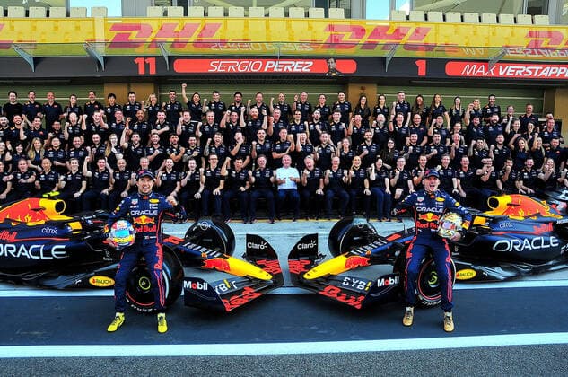 FORMULA 1 ETIHAD AIRWAYS ABU DHABI GRAND PRIX 2022 17 11 2022, Yas Marina Circuit, Abu Dhabi, FORMULA 1 ETIHAD AIRWAYS ABU DHABI GRAND PRIX 2022 , in the picture Max Verstappen NEL , Oracle Red Bull Racing and Sergio Perez MEX , Oracle Red Bull Racing at the Red Bull Racing Team Photo nordphotoxGmbHx xBratic nph00250