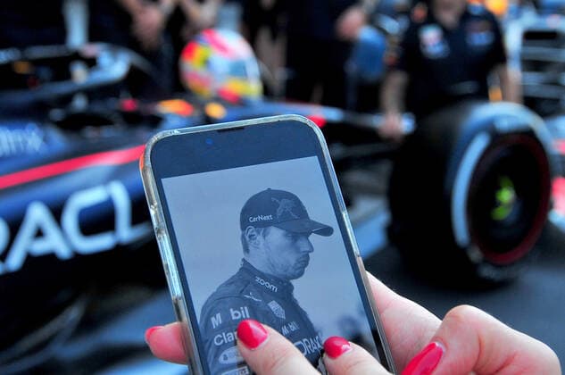 FORMULA 1 ETIHAD AIRWAYS ABU DHABI GRAND PRIX 2022 17 11 2022, Yas Marina Circuit, Abu Dhabi, FORMULA 1 ETIHAD AIRWAYS ABU DHABI GRAND PRIX 2022 , in picture A fan takes a picture of Max Verstappen NEL , Oracle Red Bull Racing at the Red Bull Racing team photo. nordphotoxGmbHx xBratic nph00250