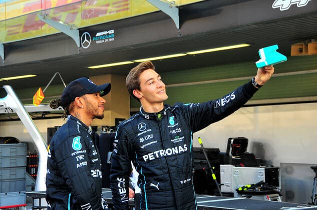 FORMULA 1 ETIHAD AIRWAYS ABU DHABI GRAND PRIX 2022 17 11 2022, Yas Marina Circuit, Abu Dhabi, FORMULA 1 ETIHAD AIRWAYS ABU DHABI GRAND PRIX 2022 , in the picture George Russell GBR , Mercedes AMG Petronas Formula One Team takes a selfie with Lewis Hamilton GBR , Mercedes AMG Petronas Formula One Team nordphotoxGmbHx xBratic nph00250