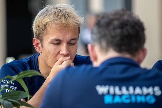 Abu Dhabi F1 GP 2022 - Thursday Alexander Albon of Thailand and Williams Racing driver on team meeting during the media day at Formula 1 Etihad Airways Abu Dhabi Grand Prix on Nov 17, 2022 in Yas Marina Circuit, Abu Dhabi, UAE. Abu Dhabi United Arab Emirates  Copyright: xRobertxSzaniszlox originalFilename:szaniszlo-notitle221117_npC5N.jpg