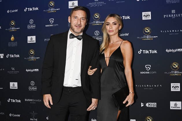 Foto Fabio Ferrari LaPresse - 17 Novembre 2022 - Dubai, Emirati Arabi Uniti - - Calcio -17ma edizione di Dubai International Sports Conference - Globe Soccer Awards 2022. Nella foto: Francesco Totti con la nuova compagna Noemi Bocchi November 17, 2022 Dubai, United Arab Emirates - sport - Soccer - 17th edition of the Dubai International Sports Conference - Globe Soccer Awards 2022. In the pic: Francesco Totti with his new fiancee Noemi Bocchi  Copyright: xFabioxFerrari LaPressex
