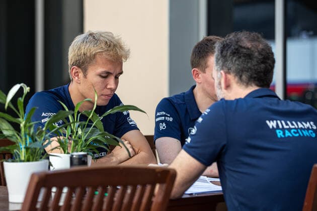 Abu Dhabi F1 GP 2022 - Thursday Alexander Albon of Thailand and Williams Racing driver on team meeting during the media day at Formula 1 Etihad Airways Abu Dhabi Grand Prix on Nov 17, 2022 in Yas Marina Circuit, Abu Dhabi, UAE. Abu Dhabi United Arab Emirates  Copyright: xRobertxSzaniszlox originalFilename:szaniszlo-notitle221117_nppcq.jpg
