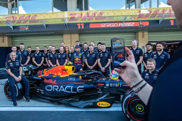 Abu Dhabi F1 GP 2022 - Thursday Team photo of Oracle Red Bull Racing team during the media day at Formula 1 Etihad Airways Abu Dhabi Grand Prix on Nov 17, 2022 in Yas Marina Circuit, Abu Dhabi, UAE. Abu Dhabi United Arab Emirates  Copyright: xRobertxSzaniszlox originalFilename:szaniszlo-notitle221117_npn7b.jpg