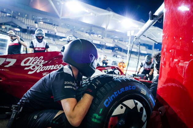 Alfa Romeo F1 Team ORLEN, mechanics at work during the Formula 1 Etihad Airways Abu Dhabi Grand Prix 2022, 22nd round of the 2022 FIA Formula One World Championship, WM, Weltmeisterschaft from November 18 to 20, 2022 on the Yas Marina Circuit, in Yas Island, Abu Dhabi - F1 - ABU DHABI GRAND PRIX 2022 DPPI Panoramic  20221117_G00D6750
