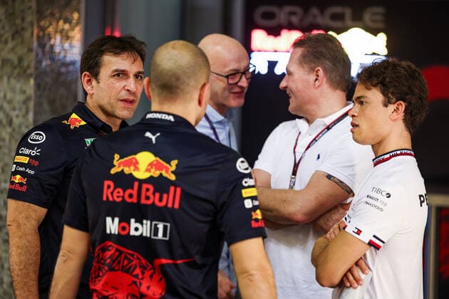 DE VRIES Nyck (ned), Reserve Driver of Mercedes AMG F1 Team, with Red Bull Racing engineers during the Formula 1 Etihad Airways Abu Dhabi Grand Prix 2022, 22nd round of the 2022 FIA Formula One World Championship, WM, Weltmeisterschaft from November 18 to 20, 2022 on the Yas Marina Circuit, in Yas Island, Abu Dhabi - F1 - ABU DHABI GRAND PRIX 2022 DPPI Panoramic  20221117_GOOD7279