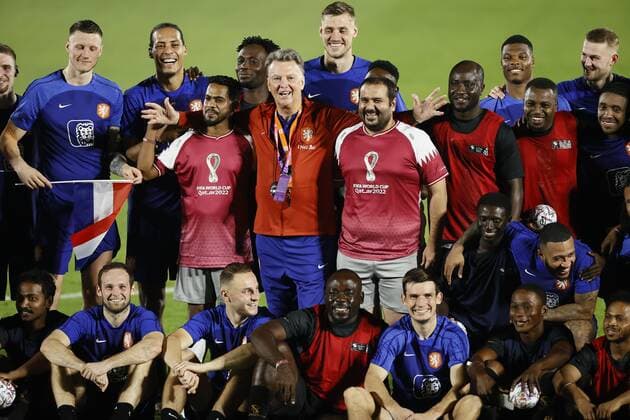 Sport Bilder des Tages DOHA - Coach Louis van Gaal during a meeting of the Dutch national team, Nationalteam with a group of twenty migrant workers at the Qatar University training complex. Most of the migrants have been working on the construction of stadiums in Qatar in recent years. According to the KNVB, the players would like to talk to the migrant workers. ANP KOEN VAN WEEL FIFA World Cup, WM, Weltmeisterschaft, Fussball Qatar 2022 2022 xVIxANPxSportx xxANPxIVx *** DOHA Coach Louis van Gaal during a meeting of the Dutch national team with a group of twenty migrant workers at the Qatar University training complex Most of the migrants have been working on the construction of stadiums in Qatar in recent years According to the KNVB, the players would like to talk to the migrant workers ANP KOEN VAN WEEL FIFA World Cup Qatar 2022 2022 xVIxANPxSportx xxANPxIVx 457998242 originalFilename: 457998242.jpg