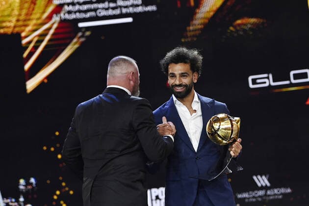 Sport Bilder des Tages Foto Fabio Ferrari LaPresse - 17 Novembre 2022 - Dubai, Emirati Arabi Uniti - - Calcio -17ma edizione di Dubai International Sports Conference - Globe Soccer Awards 2022. Nella foto: Wayne Rooney - Mohamed Salah - Player Career Award November 17, 2022 Dubai, United Arab Emirates - sport - Soccer - 17th edition of the Dubai International Sports Conference - Globe Soccer Awards 2022. In the pic: Wayne Rooney - Mohamed Salah - Player Career Award  Copyright: xFabioxFerrari LaPressex