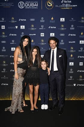 Foto Fabio Ferrari LaPresse - 17 Novembre 2022 - Dubai, Emirati Arabi Uniti - - Calcio -17ma edizione di Dubai International Sports Conference - Globe Soccer Awards 2022. Nella foto: Tommaso Bendoni (Globe Soccer) e la moglie Erminia e i figli November 17, 2022 Dubai, United Arab Emirates - sport - Soccer - 17th edition of the Dubai International Sports Conference - Globe Soccer Awards 2022. In the pic: Tommaso Bendoni (Globe Soccer) and wife Erminia  Copyright: xFabioxFerrari LaPressex
