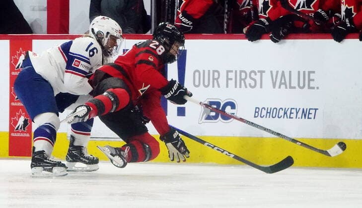 Eishockey, Frauen Länderspiel, Kanada - USA November 17, 2022, Kamloops, BC, Canada: United States Hayley Scamurra (16) trips up Canada s Micah Zandee-Hart (28) during first period Rivalry Series hockey action in Kamloops, B.C., Thursday, Nov. 17, 2022. Canada News - November 17, 2022 - ZUMAc35_ 20221117_zaf_c35_148 Copyright: xJessexJohnstonx