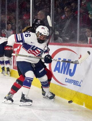 Eishockey, Frauen Länderspiel, Kanada - USA November 17, 2022, Kamloops, BC, Canada: United States Kendall Coyne Schofield (26) and Canada s Jaime Bourbonnais (25) battle for the puck during first period Rivalry Series hockey action in Kamloops, B.C., Thursday, Nov. 17, 2022. Canada News - November 17, 2022 - ZUMAc35_ 20221117_zaf_c35_149 Copyright: xJessexJohnstonx