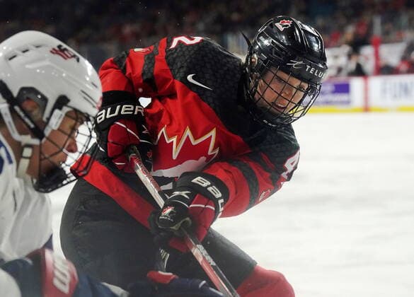 Eishockey, Frauen Länderspiel, Kanada - USA November 17, 2022, Kamloops, BC, Canada: Canada s Claire Thompson (42) battles along the boards against the United States during first period Rivalry Series hockey action in Kamloops, B.C., Thursday, Nov. 17, 2022. Canada News - November 17, 2022 - ZUMAc35_ 20221117_zaf_c35_152 Copyright: xJessexJohnstonx