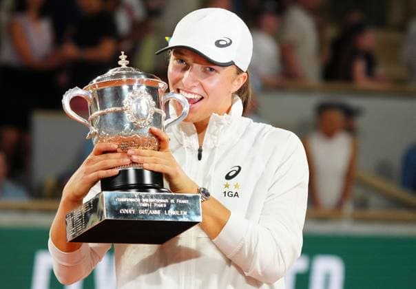 Mandatory Credit: Photo by Javier Garcia Shutterstock (12960014q) Iga Swiatek celebrates with the trophy French Open Tennis, Day 14, Roland Garros, Paris, France - 04 Jun 2022 French Open Tennis, Day 14, Roland Garros, Paris, France - 04 Jun 2022  Copyright: xJavierxGarcia Shutterstockx 12960014q