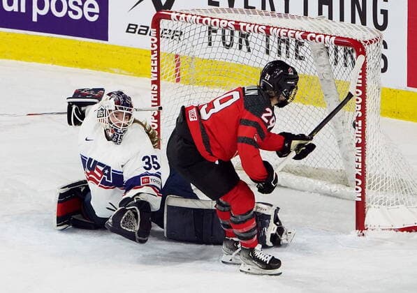Eishockey, Frauen Länderspiel, Kanada - USA November 17, 2022, Kamloops, BC, Canada: Canada s Marie-Philip Poulin (29) scores a penalty shot goal on United States goaltender Maddie Rooney (35) during second period Rivalry Series hockey action in Kamloops, B.C., Thursday, Nov. 17, 2022. Canada News - November 17, 2022 - ZUMAc35_ 20221117_zaf_c35_154 Copyright: xJessexJohnstonx