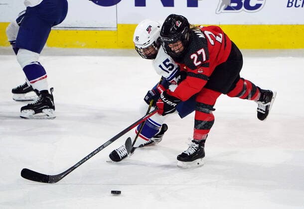 Eishockey, Frauen Länderspiel, Kanada - USA November 17, 2022, Kamloops, BC, Canada: United States Savannah Harmon (15) and Canada s Emma Maltais (27) battle for the puck during second period Rivalry Series hockey action in Kamloops, B.C., Thursday, Nov. 17, 2022. Canada News - November 17, 2022 - ZUMAc35_ 20221117_zaf_c35_157 Copyright: xJessexJohnstonx