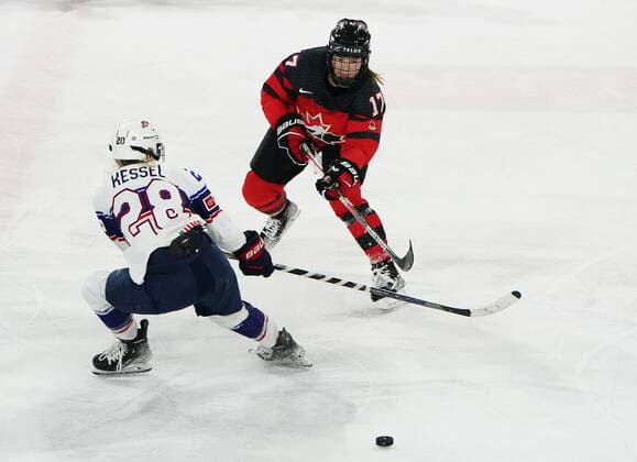 Eishockey, Frauen Länderspiel, Kanada - USA November 15, 2022, Kamloops, BC, Canada: Canada s Ella Shelton (17) passes around United States Amanda Kessel (28) during third period Rivalry Series hockey action in Kamloops, B.C., Thursday, Nov. 17, 2022. Canada News - November 15, 2022 - ZUMAc35_ 20221115_zaf_c35_210 Copyright: xJessexJohnstonx