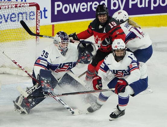 Eishockey, Frauen Länderspiel, Kanada - USA November 15, 2022, Kamloops, BC, Canada: United States goaltender Maddie Rooney (35) looks for the puck as Canada s Brianne Jenner (19) battles with United States Rebecca Gilmore (17) and Savannah Harmon (15) during third period Rivalry Series hockey action in Kamloops, B.C., Thursday, Nov. 17, 2022. Canada News - November 15, 2022 - ZUMAc35_ 20221115_zaf_c35_212 Copyright: xJessexJohnstonx