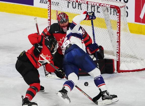 Eishockey, Frauen Länderspiel, Kanada - USA November 15, 2022, Kamloops, BC, Canada: Canada s Jamie Lee Rattray (47) trips United States Hayley Scamurra (16) as Canada goaltender Kristen Campbell (50) looks on during third period Rivalry Series hockey action in Kamloops, B.C., Thursday, Nov. 17, 2022. Canada News - November 15, 2022 - ZUMAc35_ 20221115_zaf_c35_213 Copyright: xJessexJohnstonx