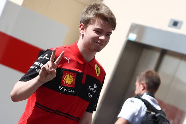 F1 Abu Dhabi Grand Prix Practice Robert Shwartzman arrives the circuit before the practice ahead the Formula 1 Abu Dhabi Grand Prix at Yas Marina Circuit in Abu Dhabi, United Arab Emirates on November 18, 2022. Abu Dhabi United Arab Emirates  Copyright: xJakubxPorzyckix originalFilename:porzycki-f1abudha221118_npNkD.jpg