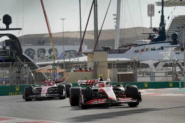 18 11 2022, Yas Marina Circuit, Abu Dhabi, FORMULA 1 ETIHAD AIRWAYS ABU DHABI GRAND PRIX 2022 , in picture Pietro Fittipaldi BRA , Haas F1 Team, Robert Kubica POL , Alfa Romeo Racing Orlen Abu Dhabi Yas Marina Circuit United Arab Emirates  eu-images-506