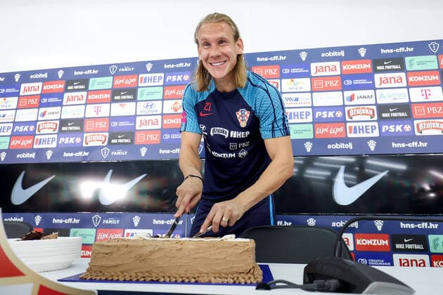 Bilder des Jahres, Sport 11 November Sport Themen der Woche KW46 Sport Bilder des Tages PXL_CRO press conference, PK, Pressekonferenz Doha Domagoj Vida cutting a cake after press conference in training center Al Ersal 3 in Doha, Quatar on 18. November, 2022. On the occasion of his hundredth appearance for the national team, Nationalteam Domagoj Vida received a cake and took a photo with Croatian journalists. IgorxKralj PIXSELL