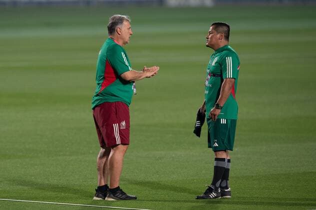 RECORD DATE NOT STATED FIFA World Cup, WM, Weltmeisterschaft, Fussball Qatar 2022 Mexico national team, Nationalteam Training Gerardo Martino head coach during the training of the Mexican National Team (Mexico) prior to their debut against the Poland National Team in Group C of the FIFA World Cup Qatar 2022 at Al Khor facilities, on November 18, 2022. <br><br> Gerardo Martino Director Tecnico durante el entrenamiento de la Seleccion Nacional Mexicana (Mexico) previo a su debut contra la Seleccion de Polonia en el Grupo C de la Copa Mundial de la FIFA Catar 2022 el Instalaciones de Al Khor, el 18 de noviembre de 2022. JOR DOHA QATAR  Copyright: xDavidxLeahx 20221118094139_FWC_Q22_GC_MEX_TRAI_MARTINO24