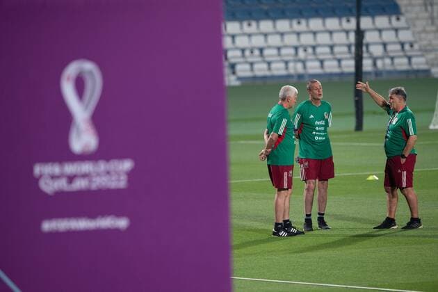 RECORD DATE NOT STATED FIFA World Cup, WM, Weltmeisterschaft, Fussball Qatar 2022 Mexico national team, Nationalteam Training Jorge Theiler Assistant coach and Gerardo Martino head coach during the training of the Mexican National Team (Mexico) prior to their debut against the Poland National Team in Group C of the FIFA World Cup Qatar 2022 at Al Khor facilities, on November 18, 2022. <br><br> Jorge Theiler Auxiliar Tecnico y Gerardo Martino Director Tecnico durante el entrenamiento de la Seleccion Nacional Mexicana (Mexico) previo a su debut contra la Seleccion de Polonia en el Grupo C de la Copa Mundial de la FIFA Catar 2022 el Instalaciones de Al Khor, el 18 de noviembre de 2022. JOR DOHA QATAR  Copyright: xDavidxLeahx 20221118094139_FWC_Q22_GC_MEX_TRAI_MARTINO25
