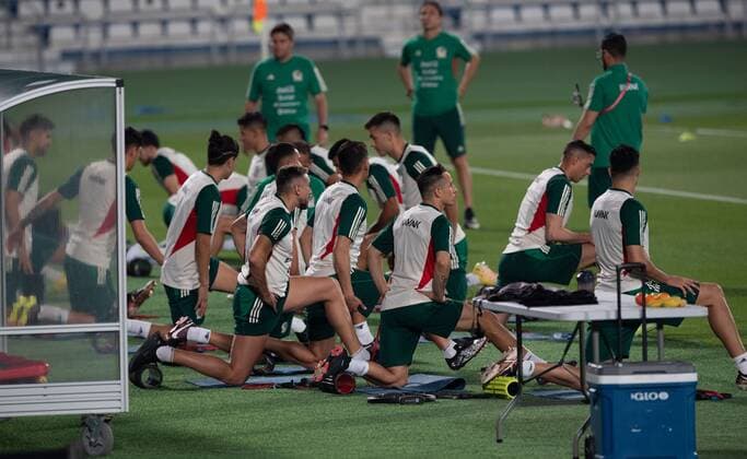 RECORD DATE NOT STATED FIFA World Cup, WM, Weltmeisterschaft, Fussball Qatar 2022 Mexico national team, Nationalteam Training Hector Herrera and Andres Guardado during the training of the Mexican National Team (Mexico) prior to their debut against the Poland National Team in Group C of the FIFA World Cup Qatar 2022 at Al Khor facilities, on November 18, 2022. <br><br> Hector Herrera y Andres Guardado durante el entrenamiento de la Seleccion Nacional Mexicana (Mexico) previo a su debut contra la Seleccion de Polonia en el Grupo C de la Copa Mundial de la FIFA Catar 2022 el Instalaciones de Al Khor, el 18 de noviembre de 2022. JOR DOHA QATAR  Copyright: xDavidxLeahx 20221118093327_FWC_Q22_GC_MEX_TRAI_GUARDADO37