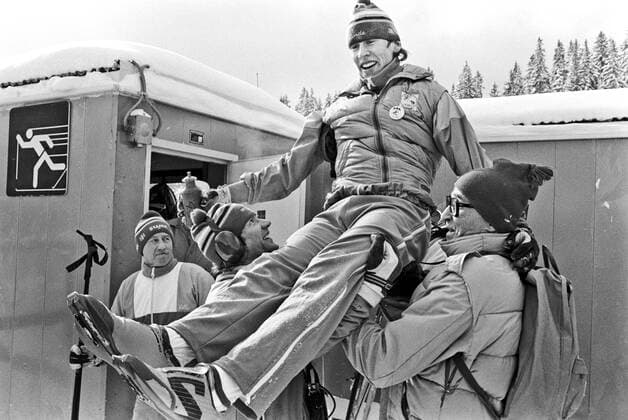 ARKIV 1984-02-13 Den svenska längdskidakaren Gunde Svan hissas i luften efter sitt guldlopp pa 15 km längdskidakning vid de olympiska vinterspelen i Sarajevo, Jugoslavien 13:e februari 1984. Sarajevo Bosnia-Hercegovina x1001x *** ARCHIVE 1984 02 13 Swedish cross-country skier Gunde Svan is lifted into the air after his gold medal race in 15 km cross-country skiing at the Olympic Winter Games in Sarajevo, Yugoslavia 13th February 1984 Sarajevo Bosnia Hercegovina x1001x  Copyright: xJanxCollsiööx xTTx x SARAJEVO-OS-SKIDOR-15KM