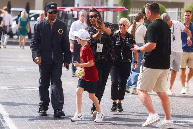 November 19, 2022, Abu Dhabi, United Arab Emirates: Lewis Hamilton of Mercedes arrives Formula 1 Abu Dhabi Grand Prix at Yas Marina Circuit on November 19, 2022 in Abu Dhabi, United Arab Emirates. Abu Dhabi United Arab Emirates - ZUMAz156 0194532787st Copyright: xBeataxZawrzelx