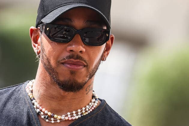November 19, 2022, Abu Dhabi, United Arab Emirates: Lewis Hamilton of Mercedes arrives Formula 1 Abu Dhabi Grand Prix at Yas Marina Circuit on November 19, 2022 in Abu Dhabi, United Arab Emirates. Abu Dhabi United Arab Emirates - ZUMAz156 0194532864st Copyright: xBeataxZawrzelx