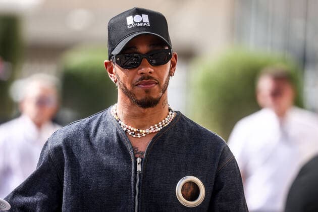 November 19, 2022, Abu Dhabi, United Arab Emirates: Lewis Hamilton of Mercedes arrives Formula 1 Abu Dhabi Grand Prix at Yas Marina Circuit on November 19, 2022 in Abu Dhabi, United Arab Emirates. Abu Dhabi United Arab Emirates - ZUMAz156 0194532865st Copyright: xBeataxZawrzelx