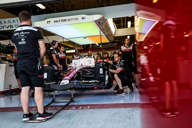 77 BOTTAS Valtteri (fin), Alfa Romeo F1 Team ORLEN C42, ambiance during the Formula 1 Etihad Airways Abu Dhabi Grand Prix 2022, 22nd round of the 2022 FIA Formula One World Championship, WM, Weltmeisterschaft from November 18 to 20, 2022 on the Yas Marina Circuit, in Yas Island, Abu Dhabi - F1 - ABU DHABI GRAND PRIX 2022 DPPI Panoramic  00122049_G00D9021.JPG