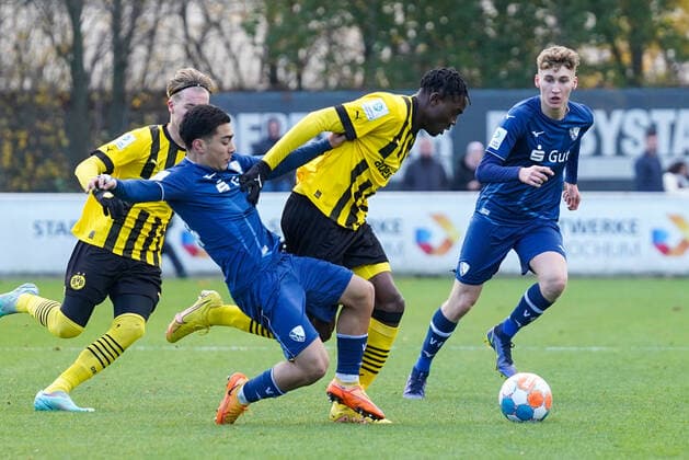 Saturday, 19 11 2022 Season 2022 2023 10 Matchday A Junior Bundesliga, U19 Bundesliga at Nachwuchszentrum, Bochum, Germany VfL Bochum U19 BV Borussia Dortmund U19 Ayukayoh Mengot Borussia Dortmund U19 25