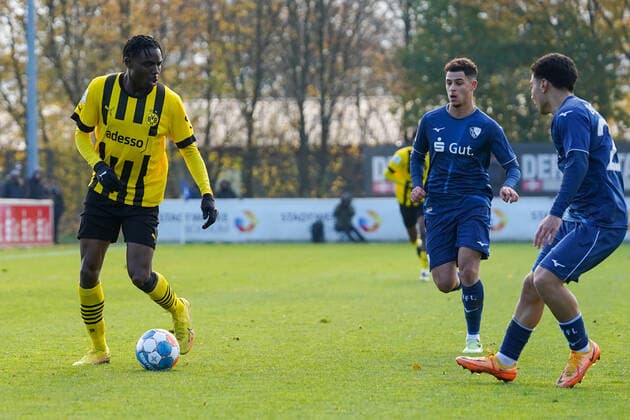 Saturday, 19 11 2022 Season 2022 2023 10 Matchday A Junior Bundesliga, U19 Bundesliga at Nachwuchszentrum, Bochum, Germany VfL Bochum U19 BV Borussia Dortmund U19 Ayukayoh Mengot Borussia Dortmund U19 25