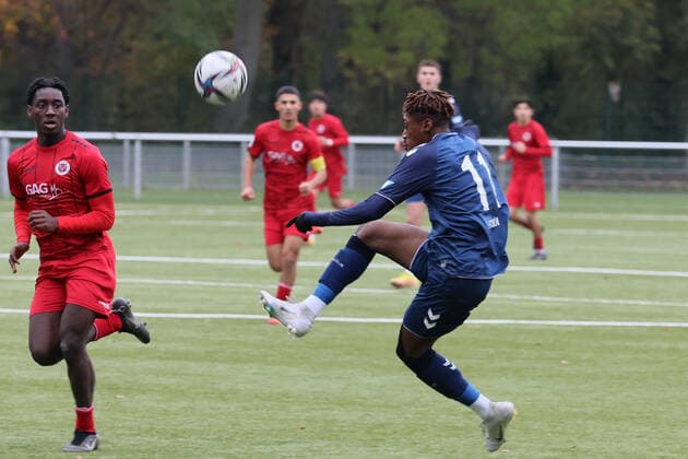 Sport Viktoria Köln vs 1 FC Köln, A Junior Bundesliga West, Sportpark Höhenberg, from left Kaden Nana Kwaku Attakora Amaniampong Viktoria , Justin Diehl 1 FC Köln , 19 11 2021, photo.